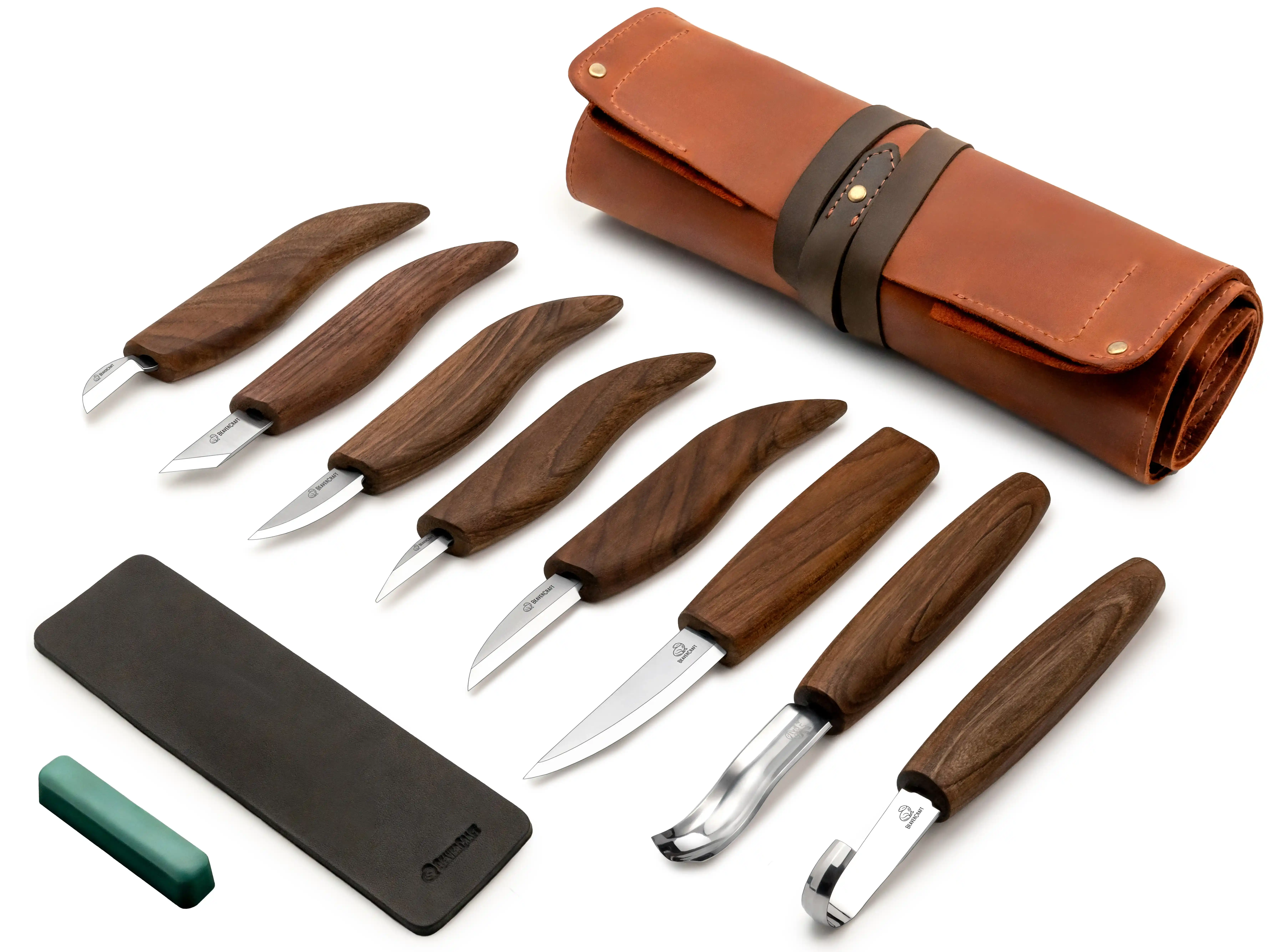 Conjunto de esculturas de madera alargadas