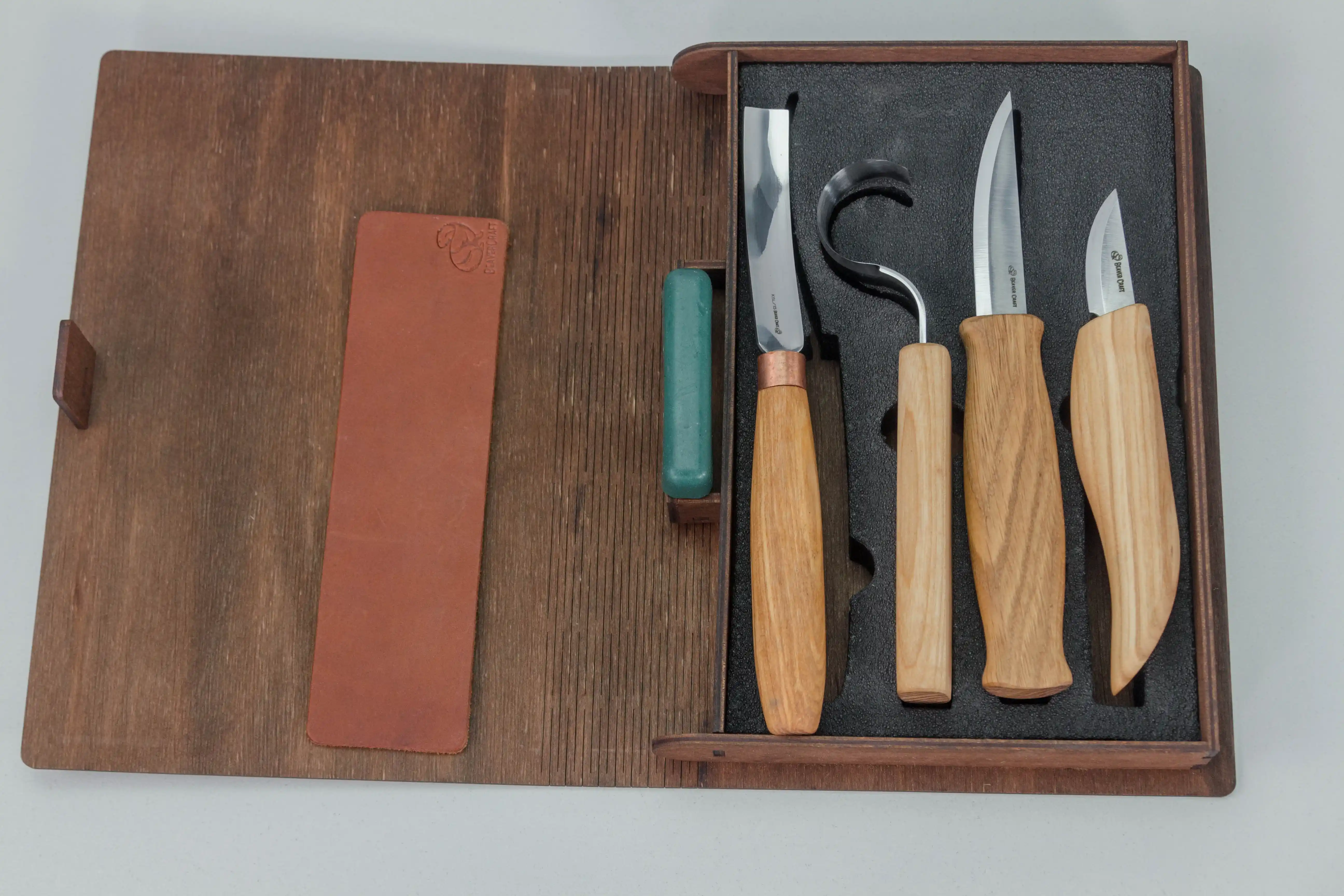 Conjunto de esculturas de cuchara y kuksa